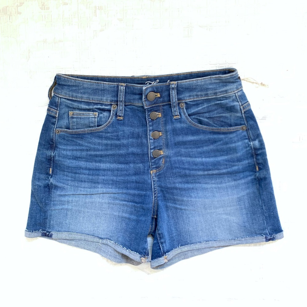 Universal thread mid rise shorts